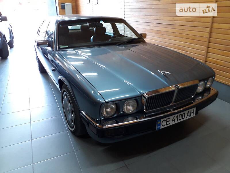 Седан Jaguar XJ 1993 в Черновцах