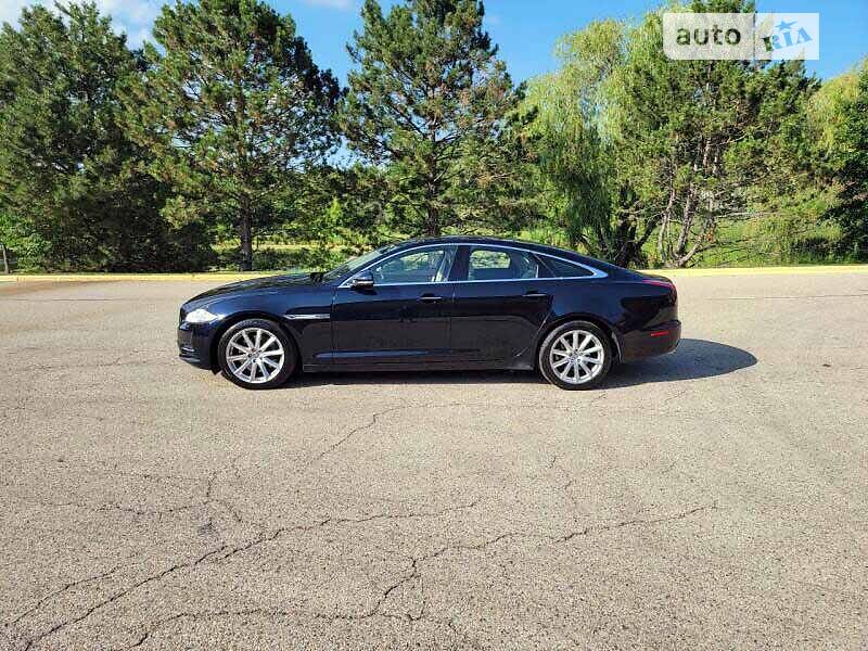 Седан Jaguar XJ 2010 в Львові