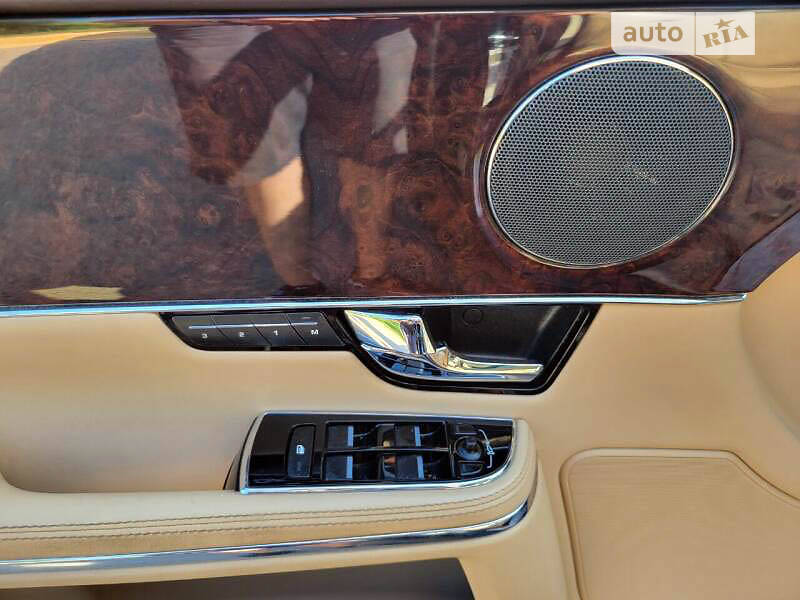 Седан Jaguar XJ 2010 в Львові