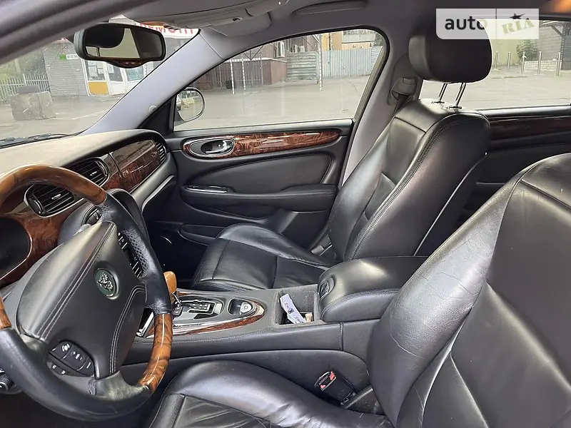 jaguar_xj__463770992f.webp