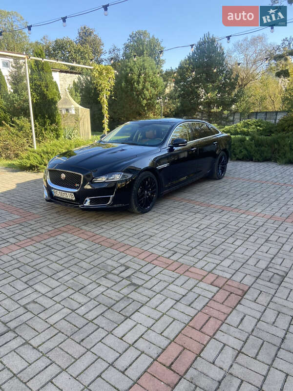 Седан Jaguar XJ 2016 в Львові
