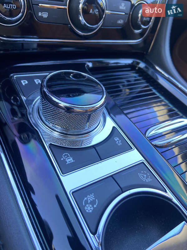 Седан Jaguar XJ 2016 в Львові