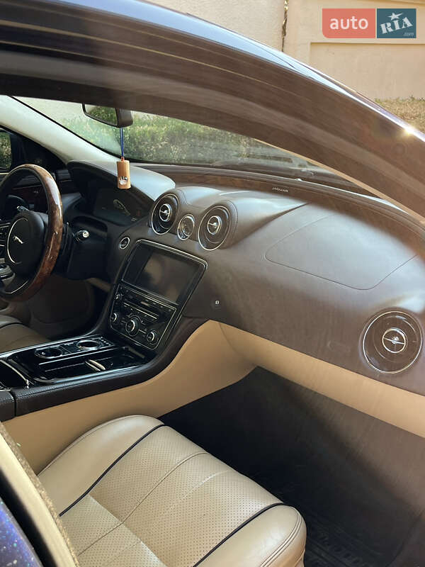 Седан Jaguar XJ 2013 в Мукачевому