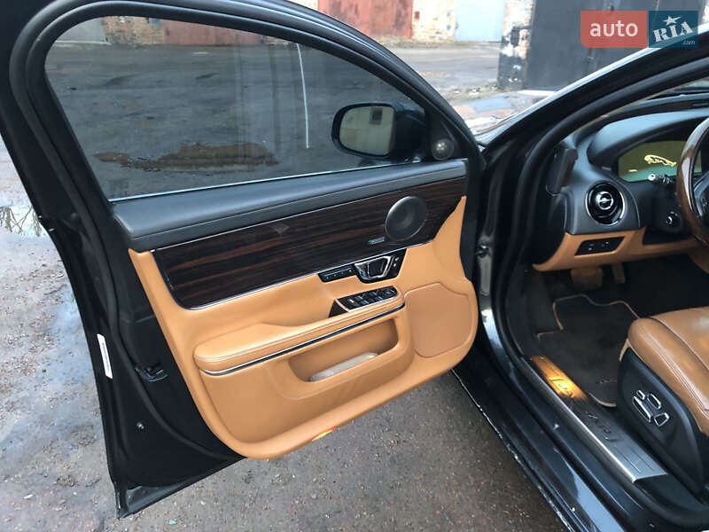 Седан Jaguar XJ 2015 в Чернігові