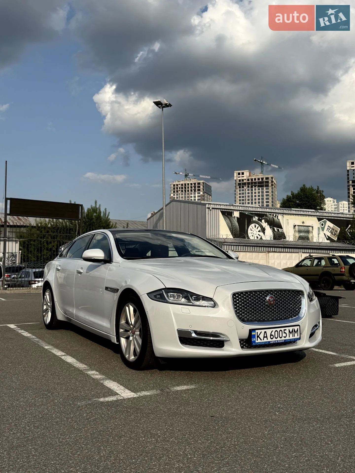 2017 Jaguar XJ - мініатюра 2