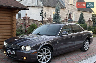 Седан Jaguar XJ 2009 в Вараші