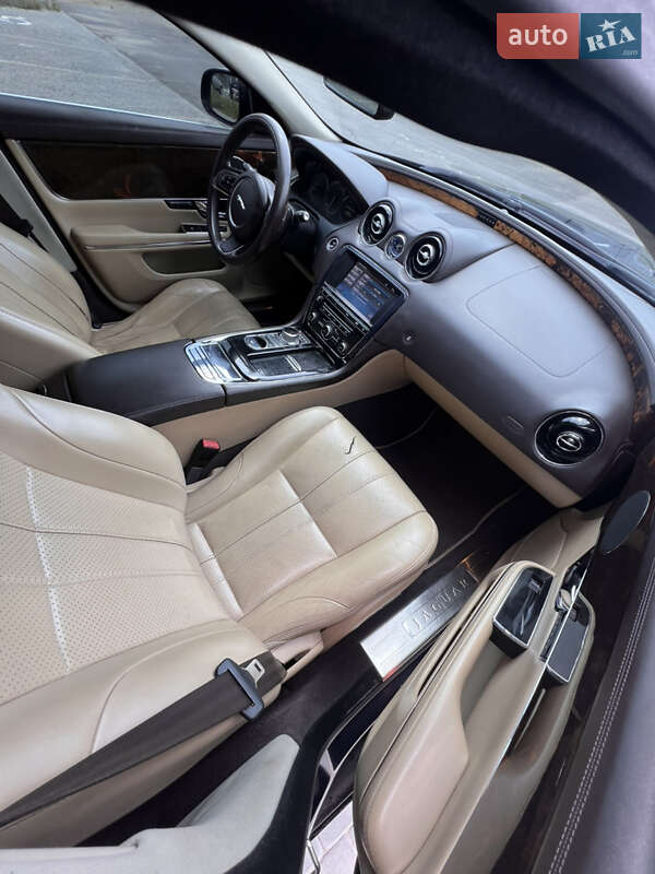 Седан Jaguar XJ 2011 в Виннице