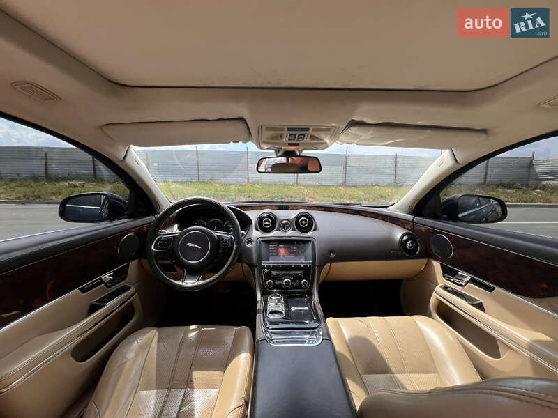 Седан Jaguar XJ 2011 в Виннице