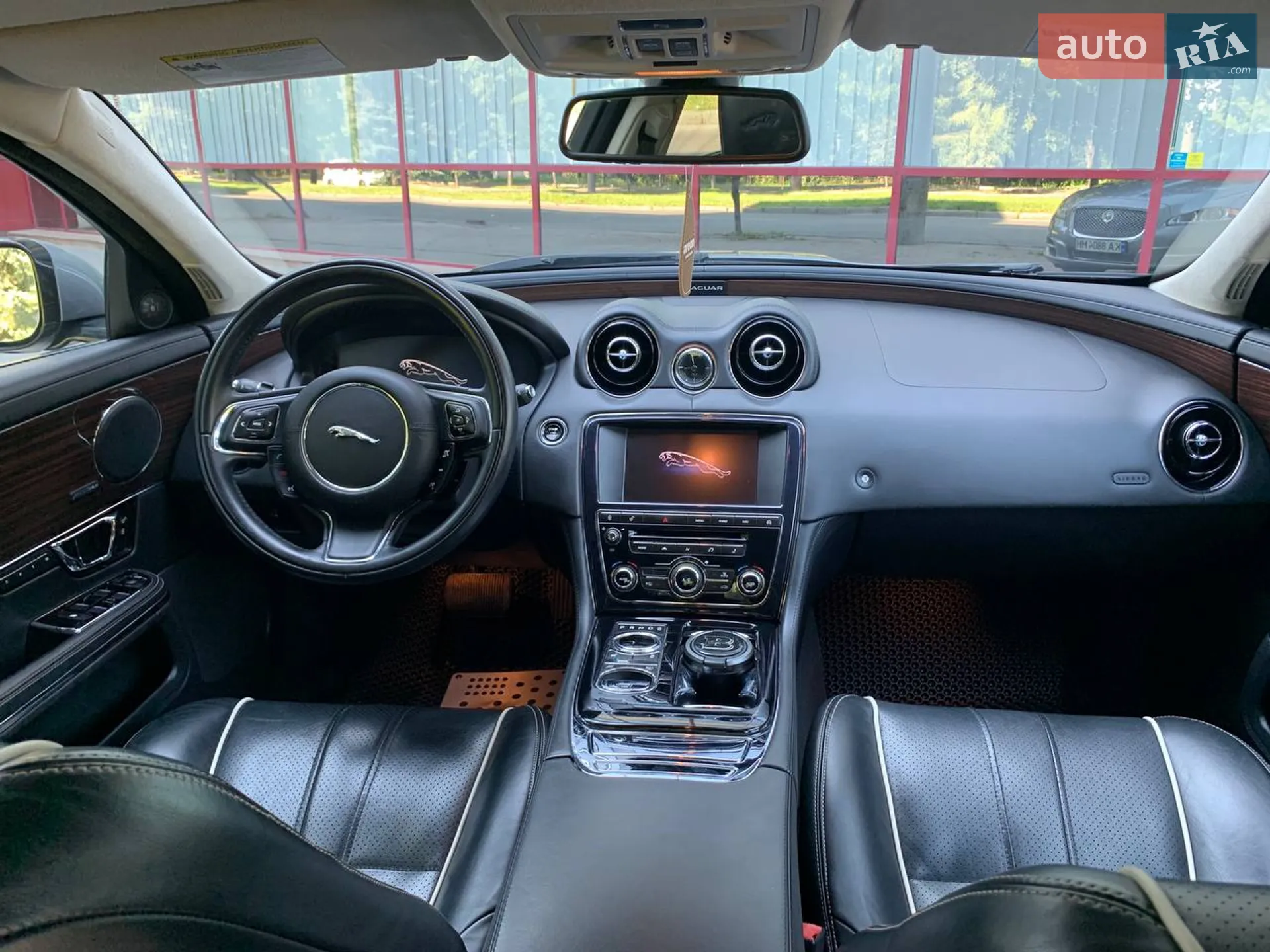 2013 Jaguar XJ - мініатюра 11