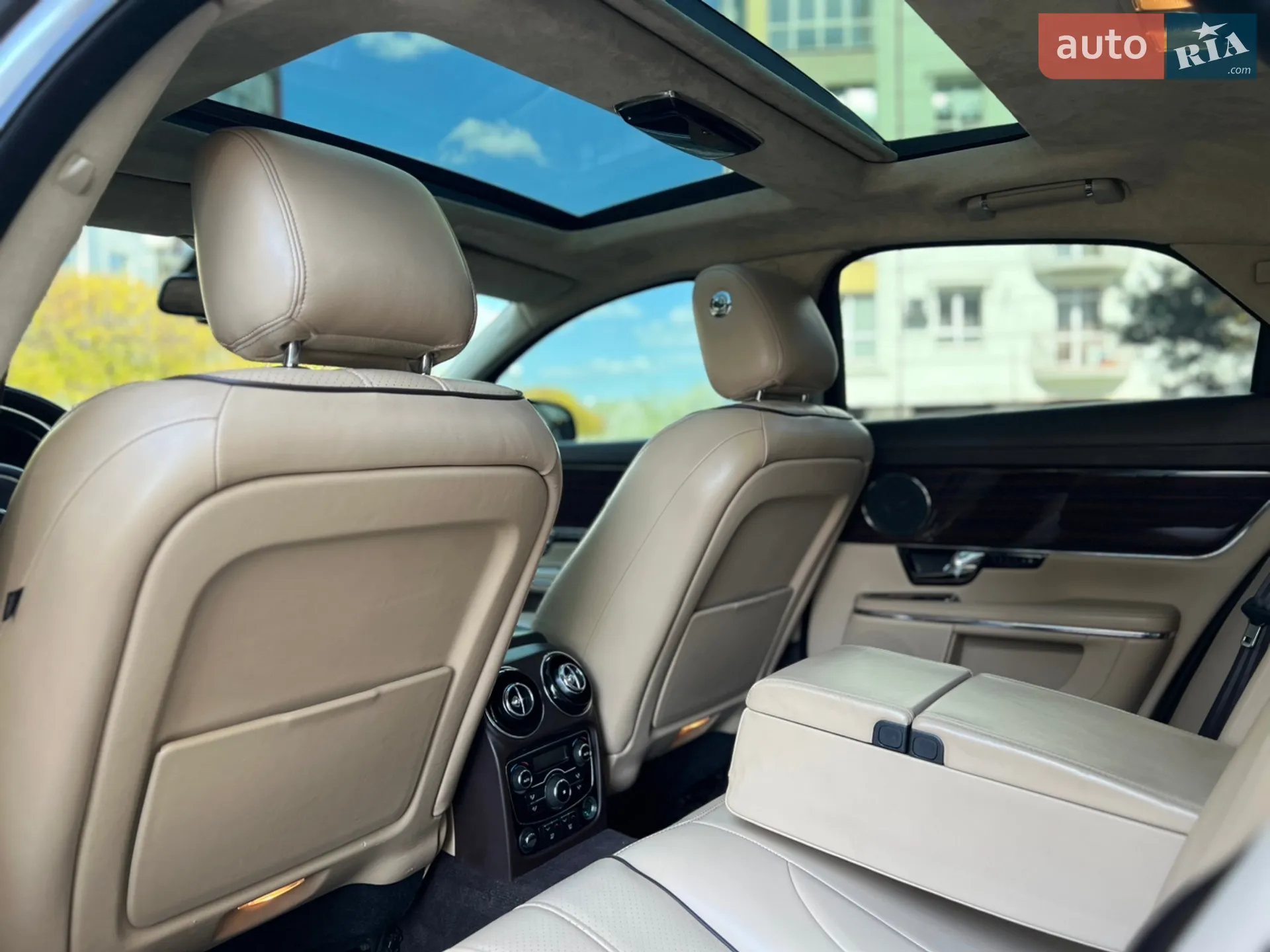 2010 Jaguar XJ - мініатюра 48