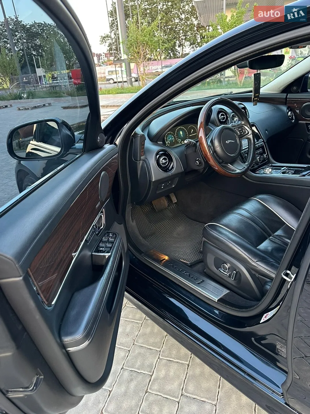 2017 Jaguar XJ - мініатюра 21