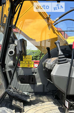 Гусеничный экскаватор JCB 205 2023 в 