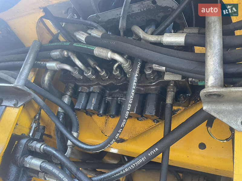 Екскаватор навантажувач JCB 4CX 2003 в Чернівцях