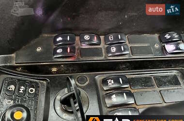 Гусеничний екскаватор JCB JS 220 2015 в 