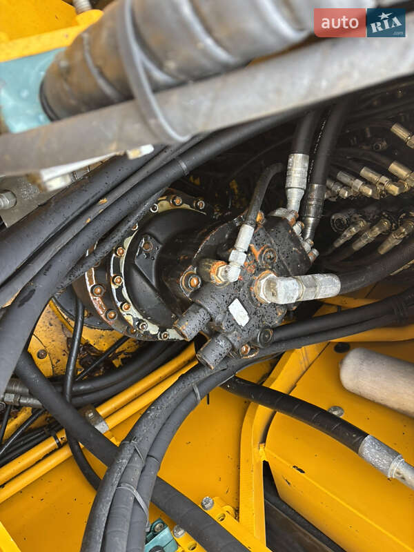 Гусеничный экскаватор JCB JS 220 2012 в Львове