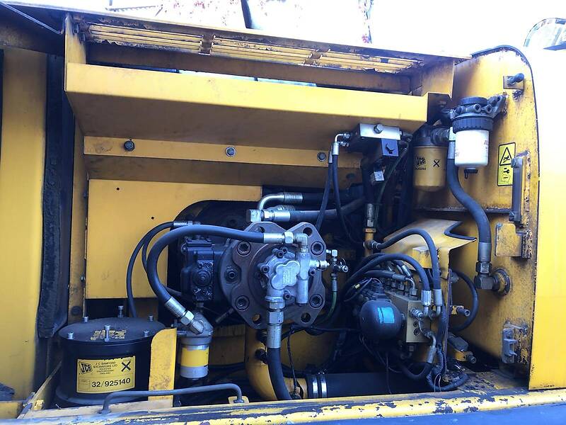 Екскаватор навантажувач JCB JS 240 2004 в Калуші