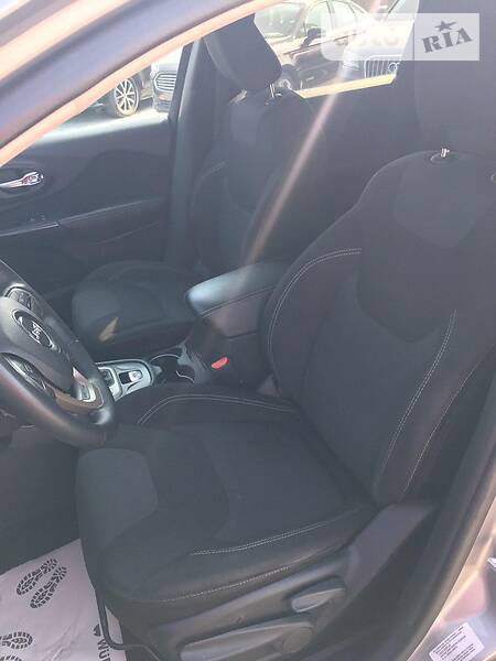 Позашляховик / Кросовер Jeep Cherokee 2015 в Львові