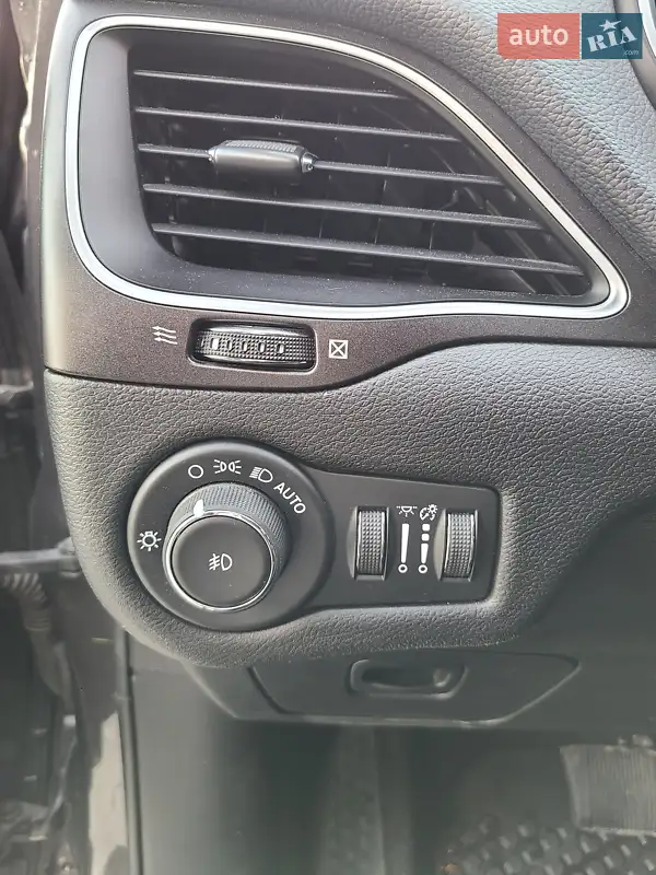 Jeep Cherokee 2019 VIN 1C4PJMBX9KD451744 фото оголошення 18 з 66