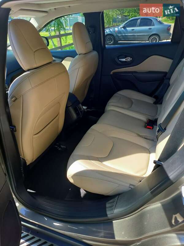 Позашляховик / Кросовер Jeep Cherokee 2016 в Чернігові