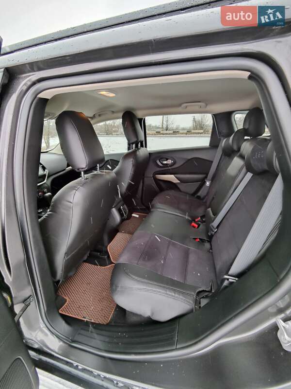 Внедорожник / Кроссовер Jeep Cherokee 2017 в Киеве