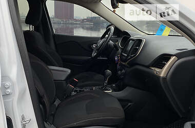 Позашляховик / Кросовер Jeep Cherokee 2015 в 