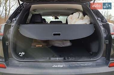 Позашляховик / Кросовер Jeep Cherokee 2019 в 