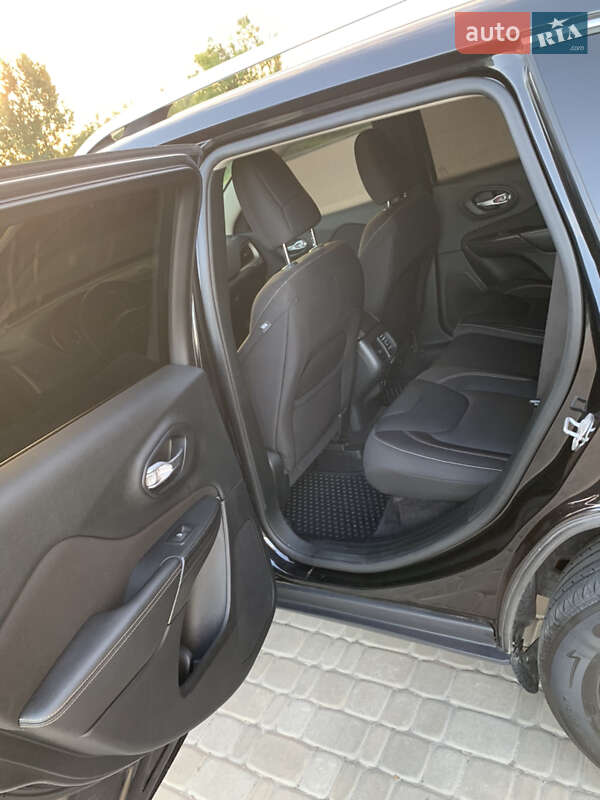 Позашляховик / Кросовер Jeep Cherokee 2015 в Ратному