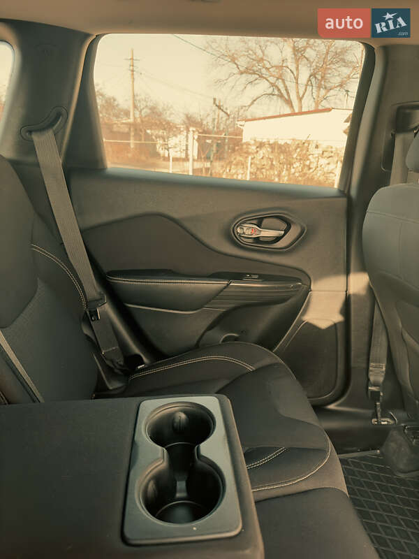 Внедорожник / Кроссовер Jeep Cherokee 2015 в Одессе