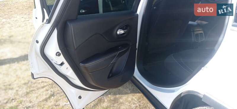 Внедорожник / Кроссовер Jeep Cherokee 2014 в Запорожье