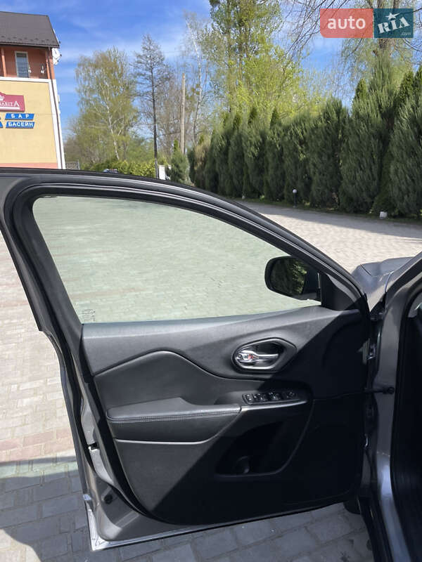 Внедорожник / Кроссовер Jeep Cherokee 2018 в Самборе фото 35 Внедорожник / Кроссовер Jeep Cherokee 2018 в Самборе