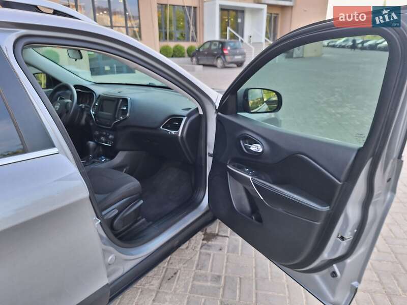 Внедорожник / Кроссовер Jeep Cherokee 2018 в Черновцах