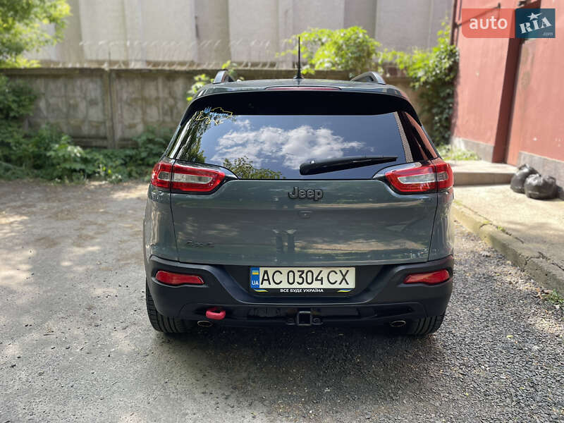 Позашляховик / Кросовер Jeep Cherokee 2015 в Нововолинську