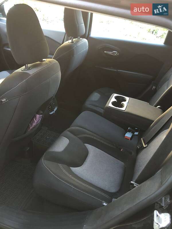 Внедорожник / Кроссовер Jeep Cherokee 2015 в Ровно