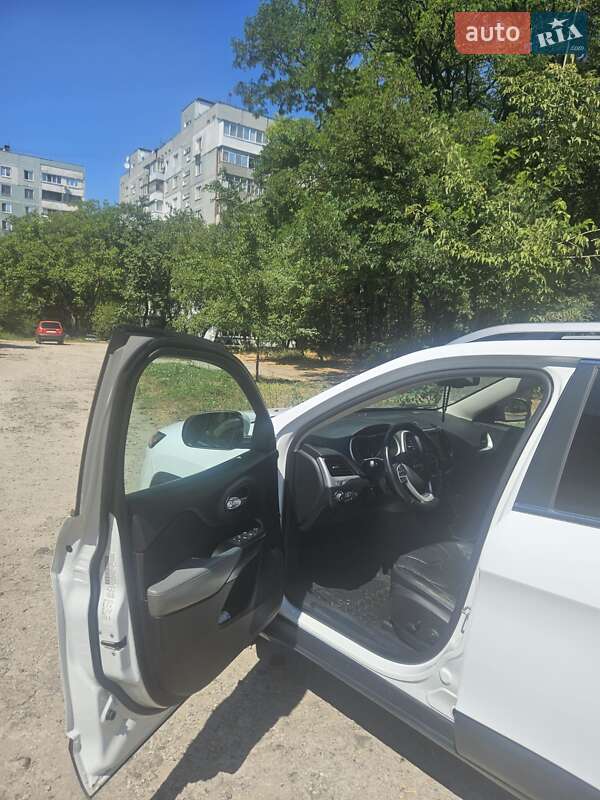 Внедорожник / Кроссовер Jeep Cherokee 2014 в Запорожье