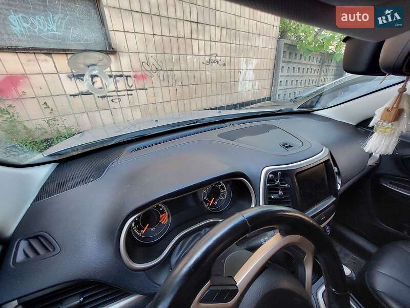 Внедорожник / Кроссовер Jeep Cherokee 2014 в Горишних Плавнях