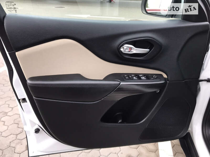 Внедорожник / Кроссовер Jeep Cherokee 2015 в Киеве