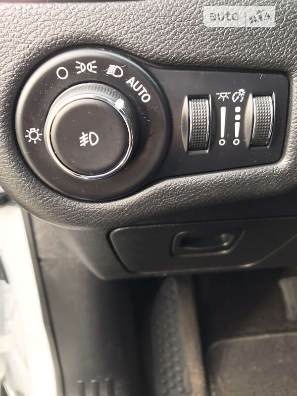 Внедорожник / Кроссовер Jeep Cherokee 2015 в Киеве