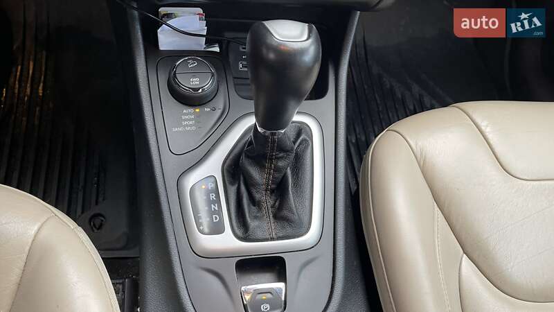 Внедорожник / Кроссовер Jeep Cherokee 2015 в Киеве