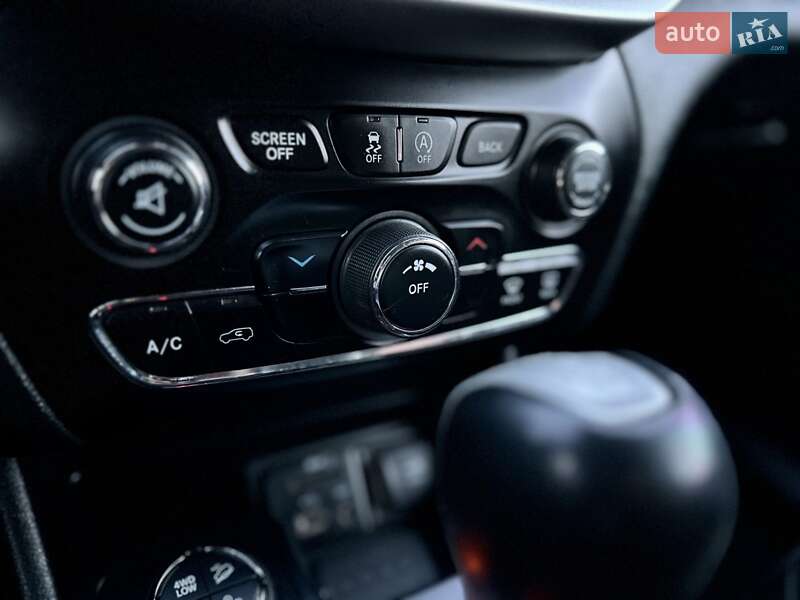 Внедорожник / Кроссовер Jeep Cherokee 2014 в Мукачево