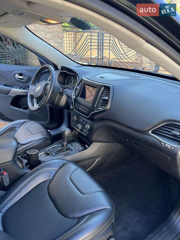 Внедорожник / Кроссовер Jeep Cherokee 2018 в Черновцах