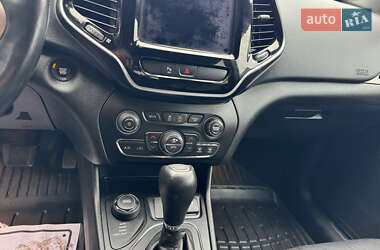 Внедорожник / Кроссовер Jeep Cherokee 2019 в 