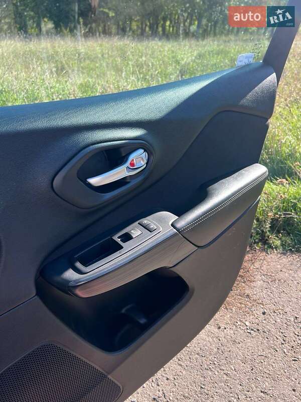 Внедорожник / Кроссовер Jeep Cherokee 2015 в Виннице