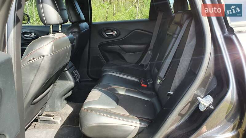 Внедорожник / Кроссовер Jeep Cherokee 2015 в Дубно