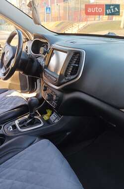 Позашляховик / Кросовер Jeep Cherokee 2016 в 