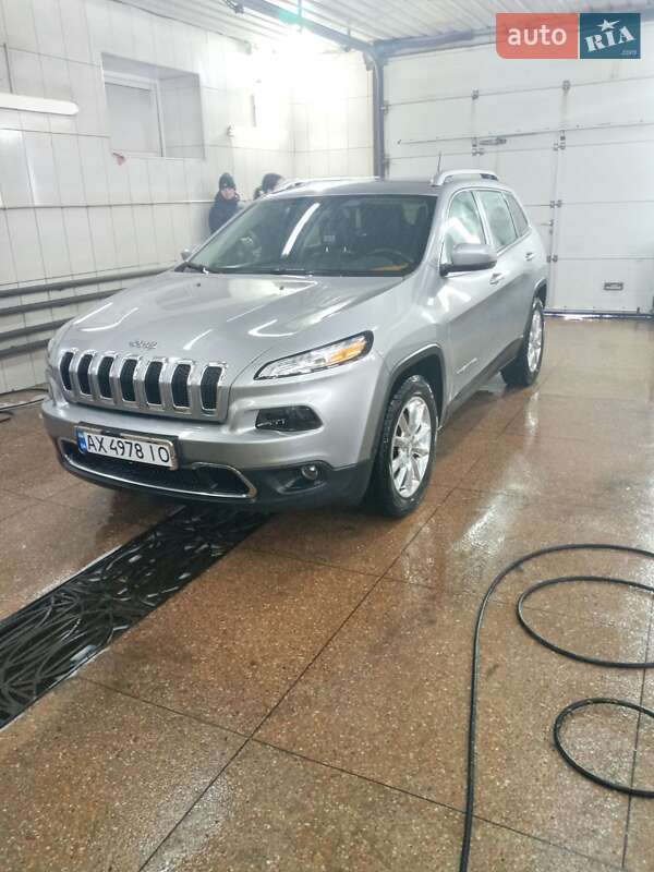 Внедорожник / Кроссовер Jeep Cherokee 2015 в Чугуеве