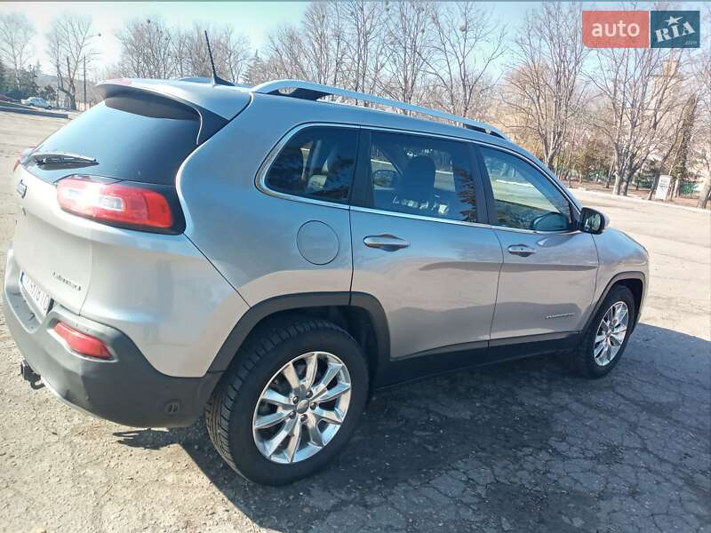 Внедорожник / Кроссовер Jeep Cherokee 2015 в Чугуеве