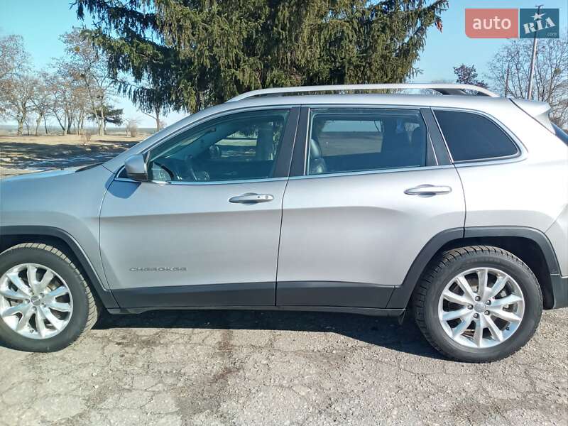 Внедорожник / Кроссовер Jeep Cherokee 2015 в Чугуеве