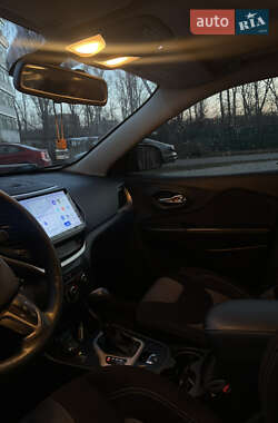 Внедорожник / Кроссовер Jeep Cherokee 2013 в 