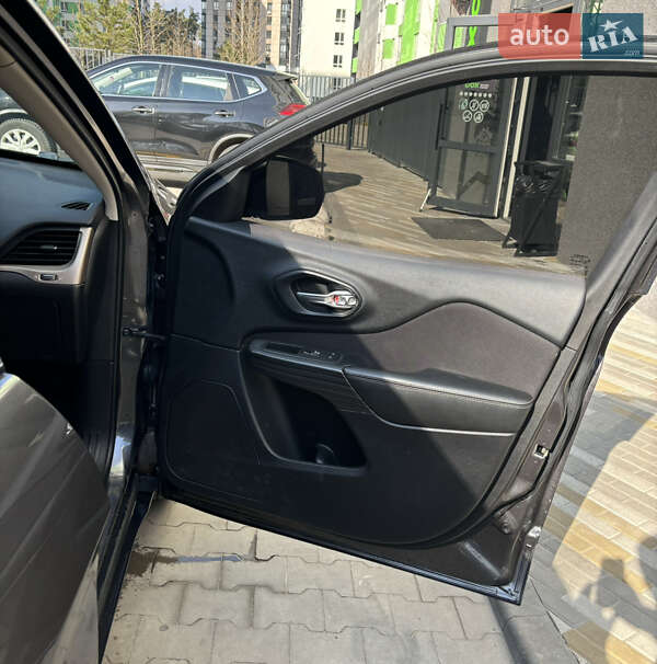 Внедорожник / Кроссовер Jeep Cherokee 2016 в Киеве фото 18 Внедорожник / Кроссовер Jeep Cherokee 2016 в Киеве