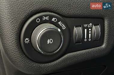 Позашляховик / Кросовер Jeep Cherokee 2016 в 